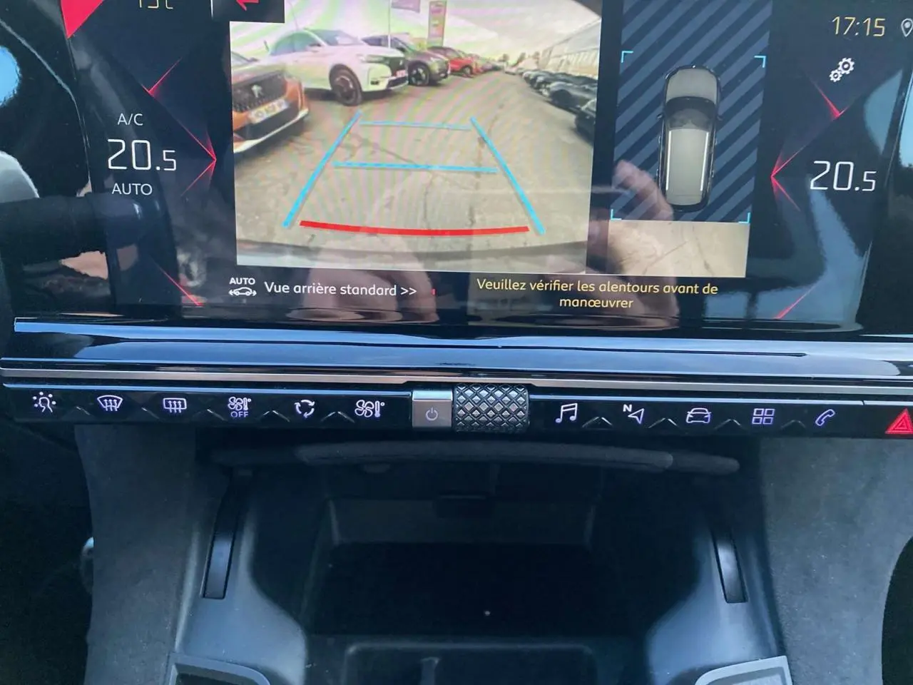 Vue de l'écran intérieur du DS7 Crossback gris foncé 2018 montrant la caméra de recul et les commandes tactiles.