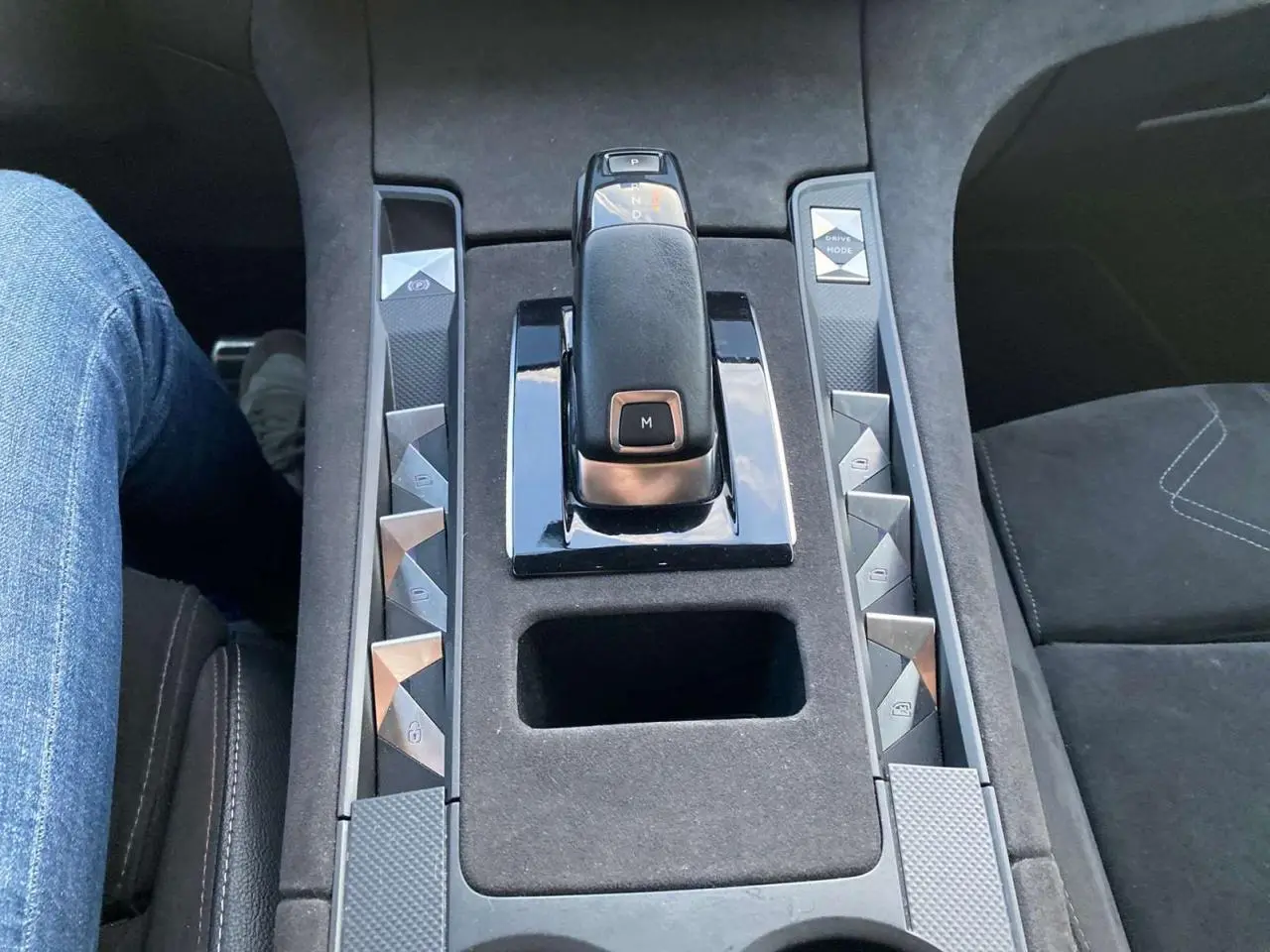 Gros plan sur la console centrale du DS7 Crossback 2018 gris foncé, mettant en valeur le levier de vitesses et les commandes en losange.