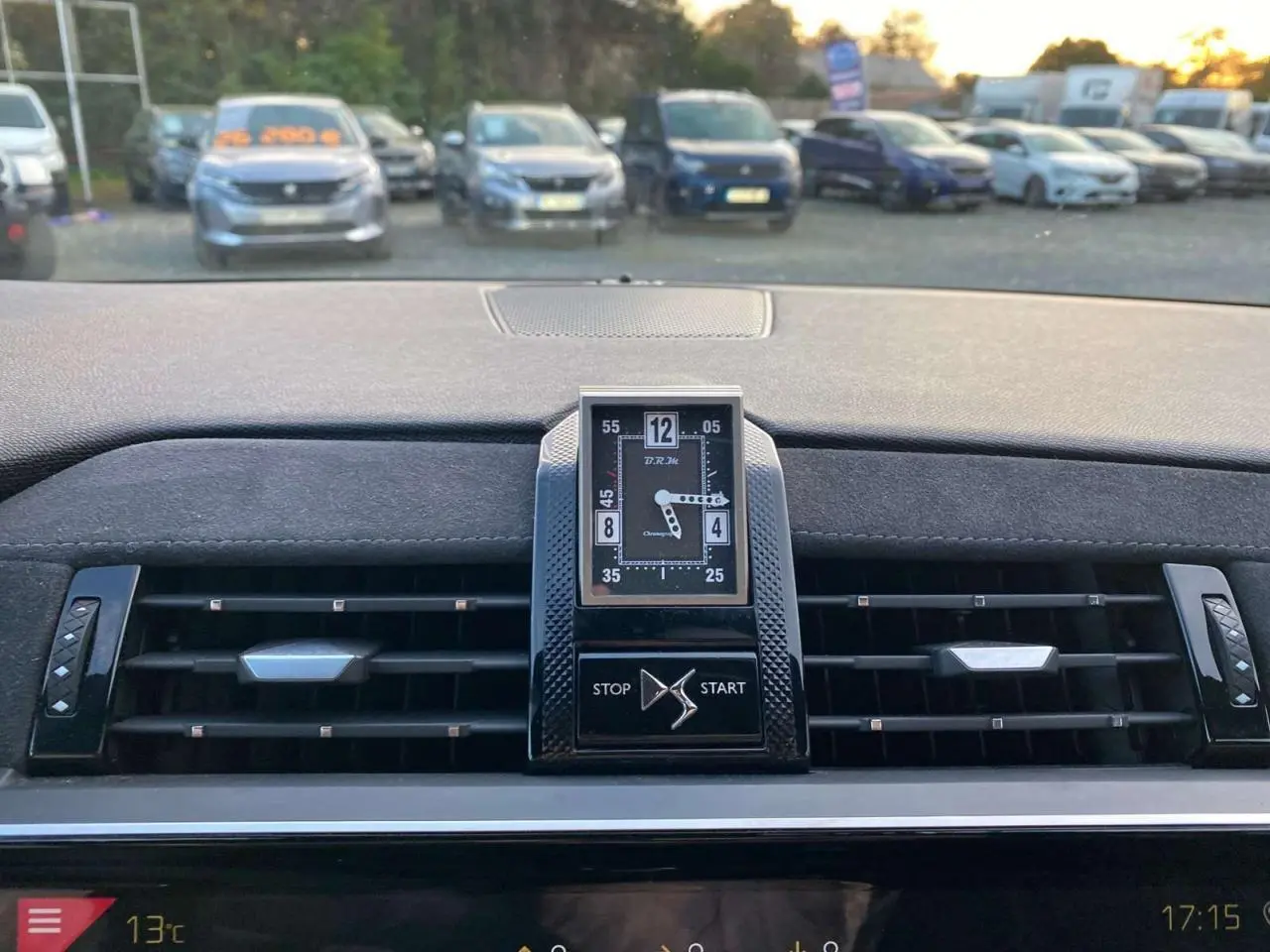 Horloge analogique centrale avec bouton start/stop sur tableau de bord du DS7 Crossback gris foncé 2018.