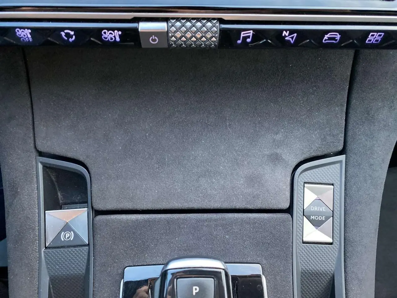 Vue rapprochée de la console centrale du DS7 Crossback gris foncé, avec commandes électroniques et finition Performance Line.
