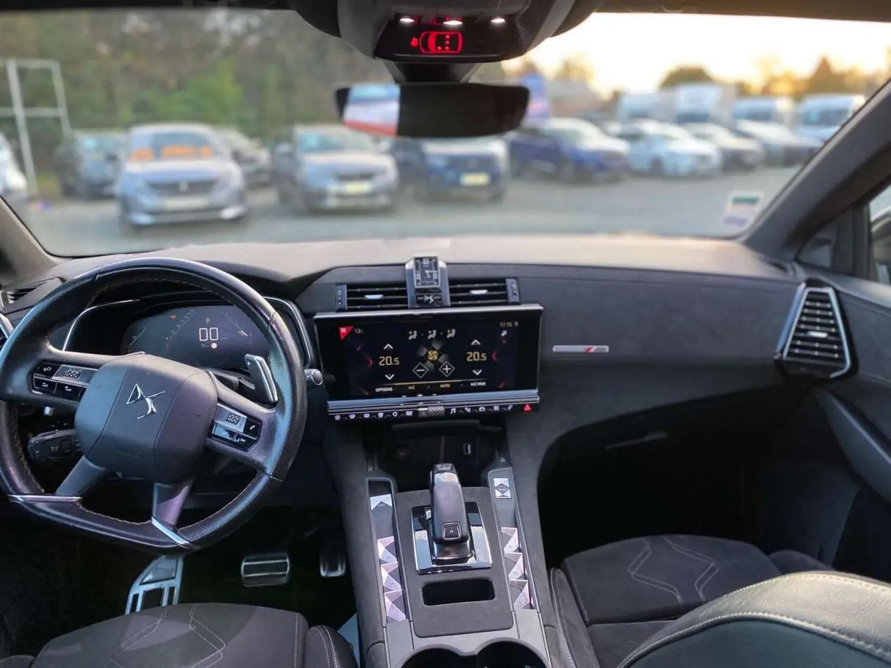 Vue intérieure avant du DS7 Crossback gris foncé 2018, avec tableau de bord numérique et console centrale moderne.