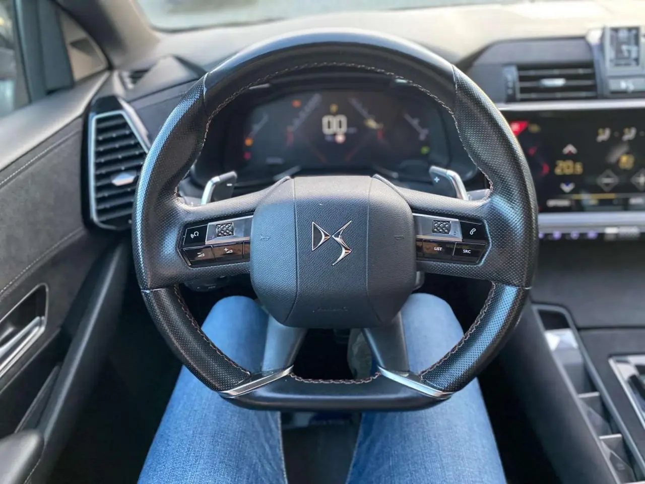 Vue intérieure centrée sur le volant noir du DS7 Crossback 2018, avec tableau de bord et commandes visibles.