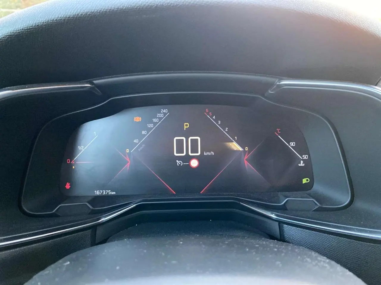 Tableau de bord numérique du DS7 Crossback gris foncé 2018, affichant vitesse à 0 km/h et compte-tours au ralenti.