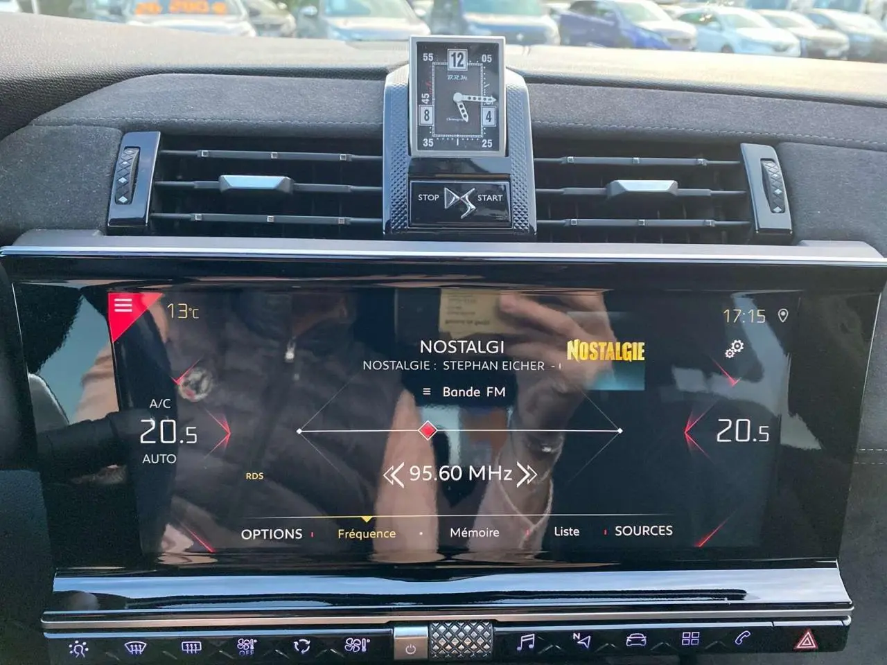 Tableau de bord du DS7 Crossback 2018 gris foncé, affichage tactile radio FM et horloge digitale centrale.