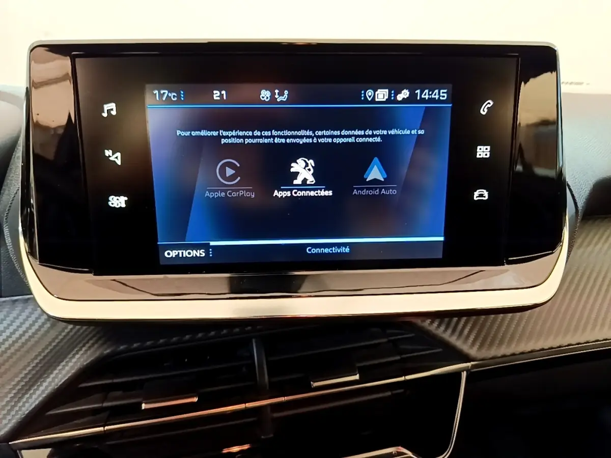 Écran tactile central noir affichant les options Apple CarPlay, Android Auto et Apps Connectées dans l'habitacle d'une Peugeot 2008.