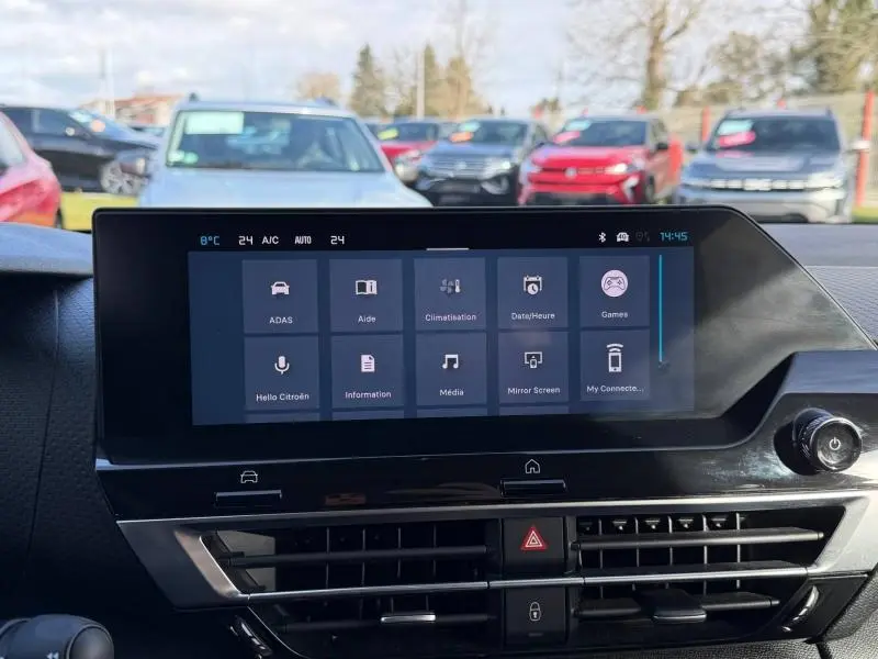 Écran tactile central du tableau de bord de la Citroën C4 2024, affichant le menu principal avec plusieurs options.