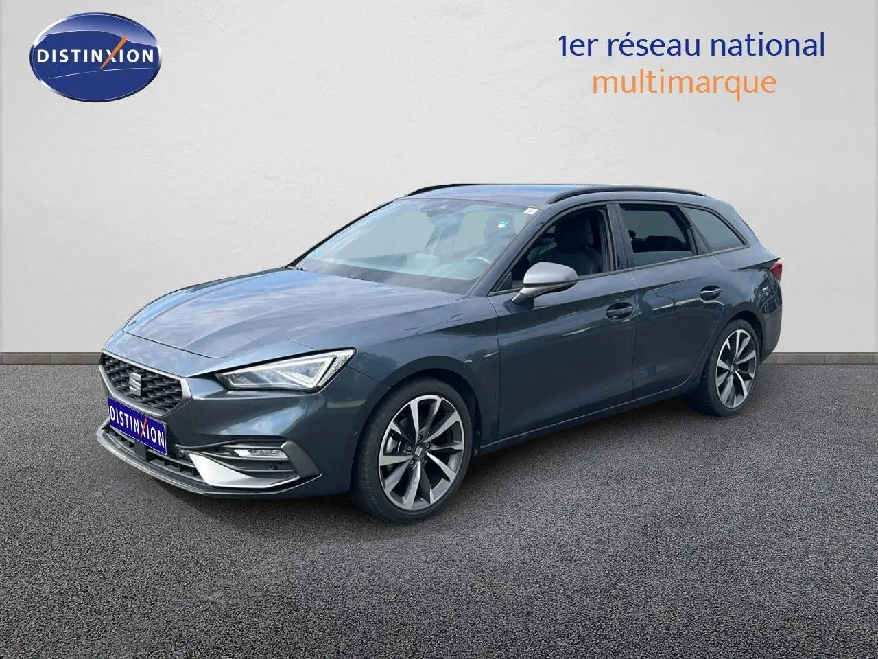 SEAT LEON ST 1.5 TSI 150CH FR gris magnétique métal en 3/4 avant droit avec jantes alliage et calandre distinctive.