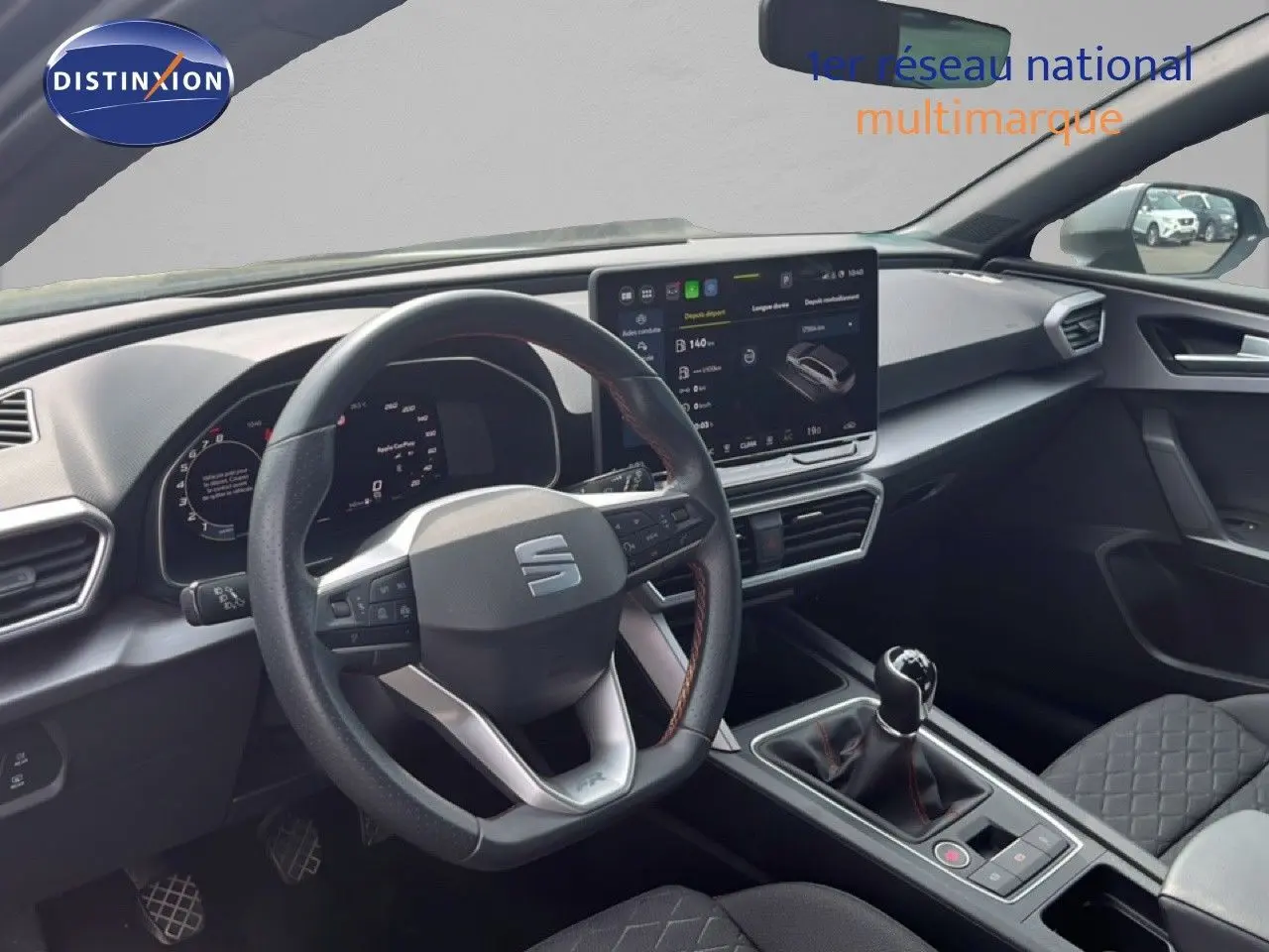 Intérieur du SEAT LEON ST 1.5 TSI 150CH FR Special Edition 2025, vue du poste de conduite avec volant multifonction et boîte manuelle.