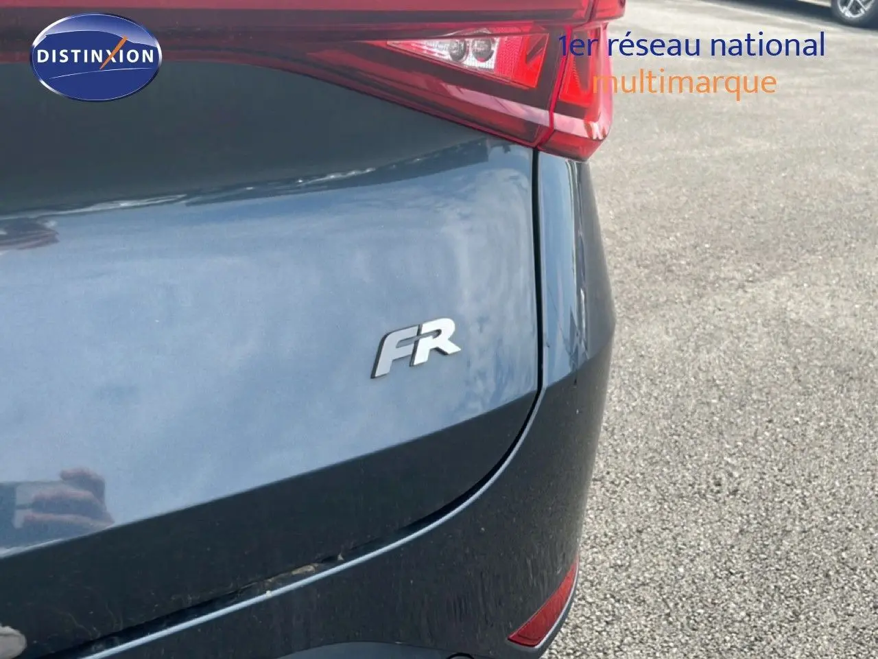 Gros plan sur l’arrière droit gris magnétique métallisé d’un SEAT LEON ST 1.5 TSI FR, avec logo FR et feu arrière visible.