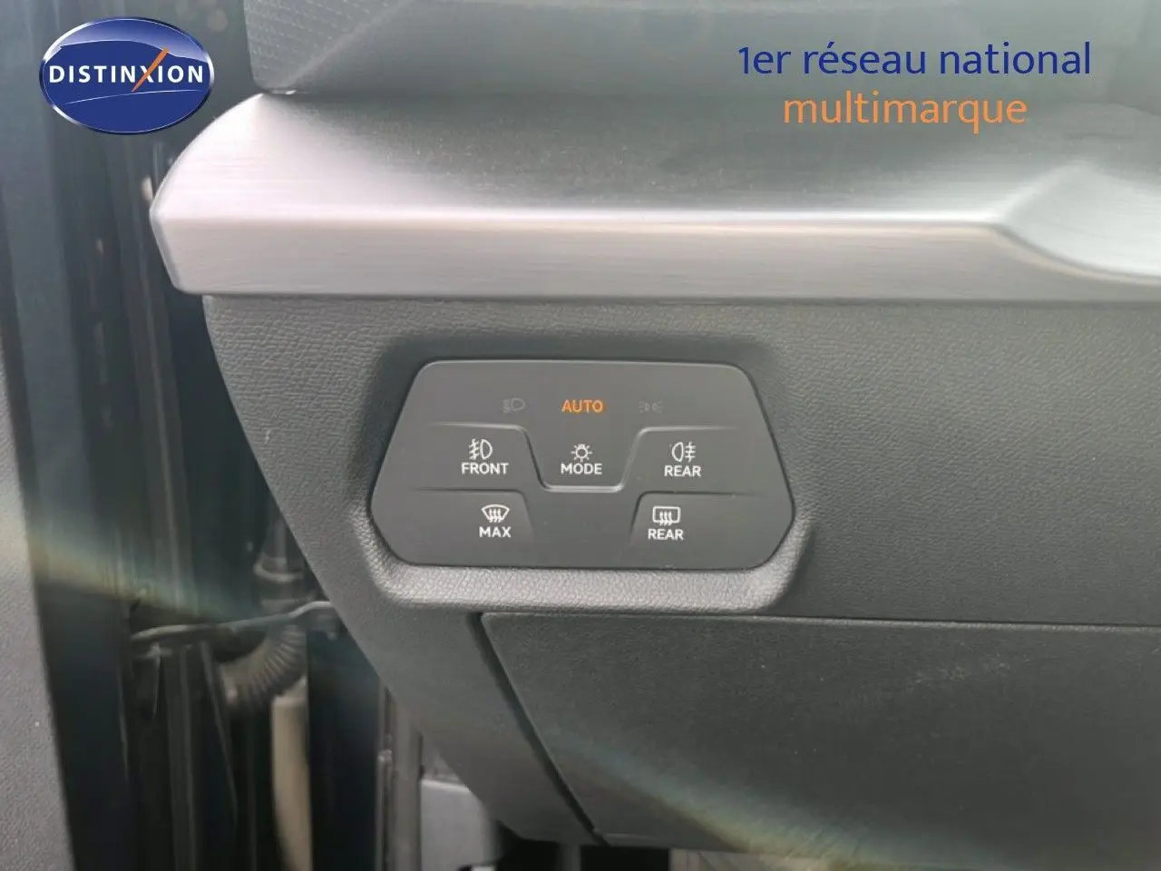 Détail du tableau de bord avec commandes d'éclairage et désembuage sur SEAT LEON ST gris magnétique 2025.