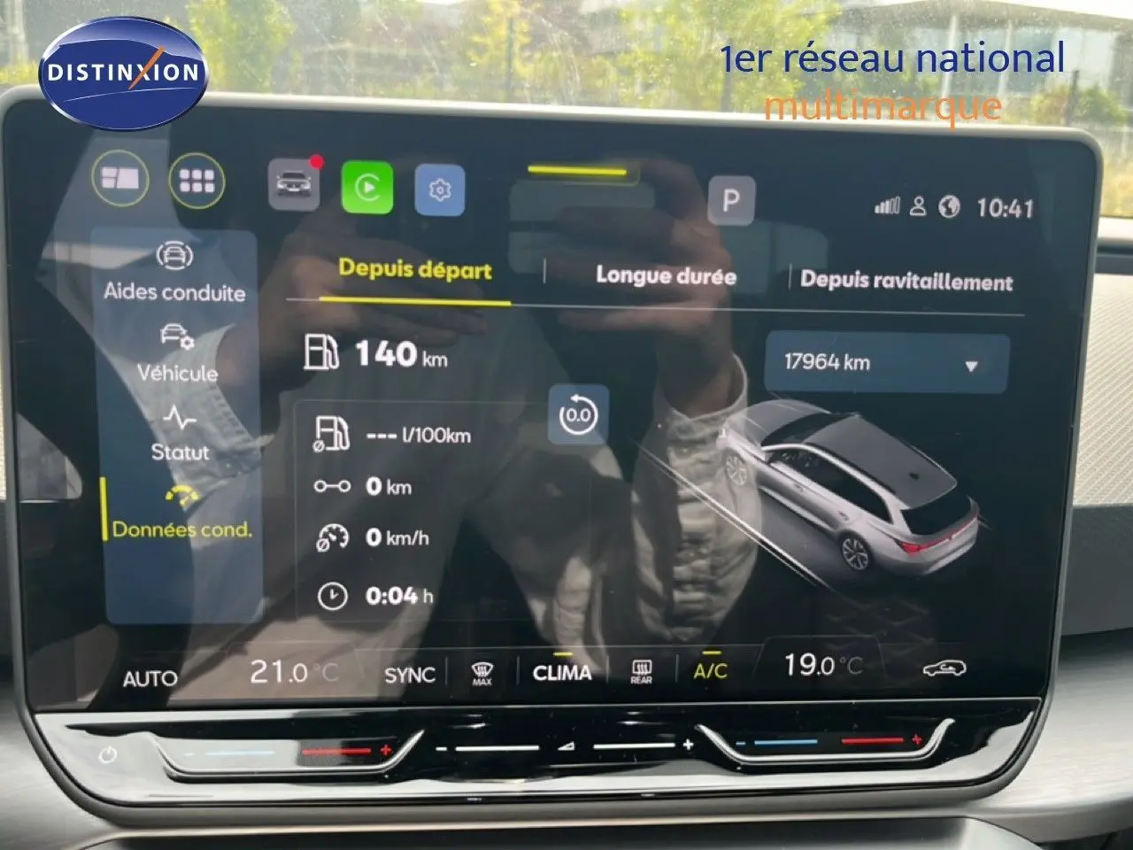 Écran tactile intérieur du SEAT LEON ST 2025 montrant les données de conduite et la température ambiante.