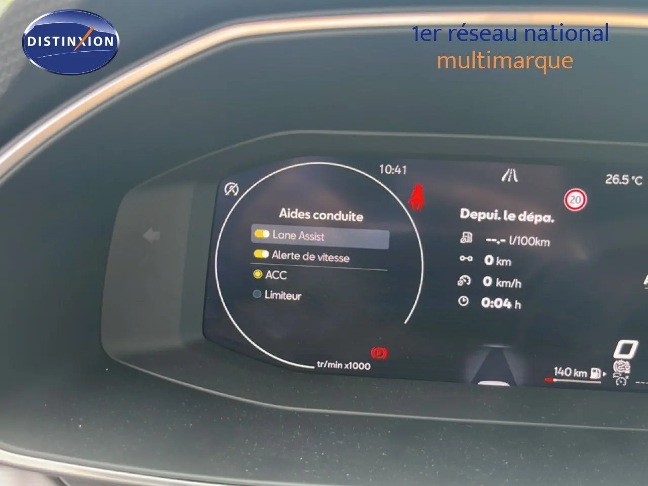 Tableau de bord numérique du SEAT LEON ST 2025 montrant les aides à la conduite et informations de trajet.