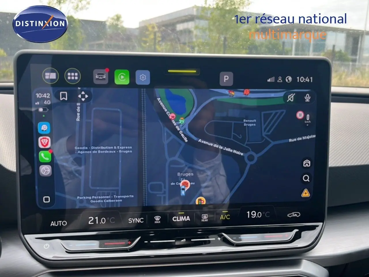 Écran tactile central du tableau de bord du SEAT LEON ST 2025, affichant la navigation et la climatisation digitale.