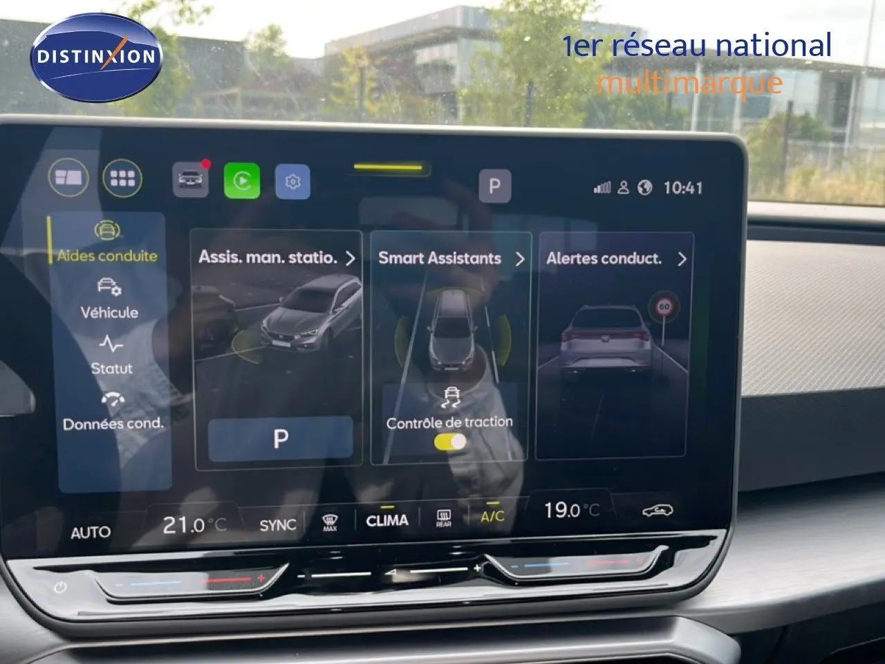 Écran tactile intérieur du SEAT LEON ST 1.5 TSI 150CH FR gris magnétique, affichant les aides à la conduite.