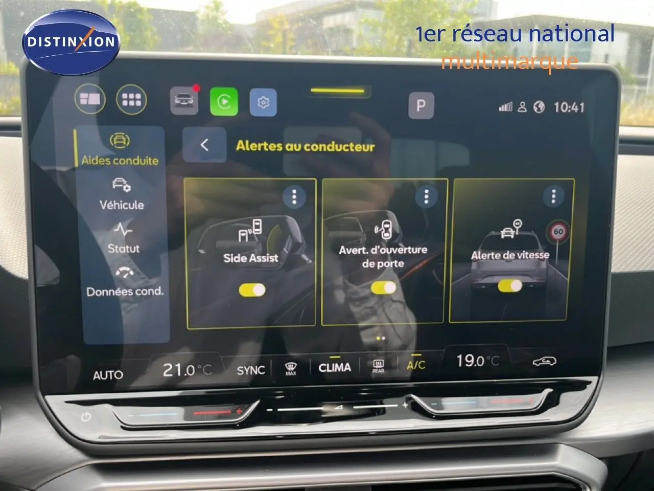 Écran tactile intérieur de la SEAT LEON ST 1.5 TSI 2025 affichant les alertes au conducteur, vue frontale.