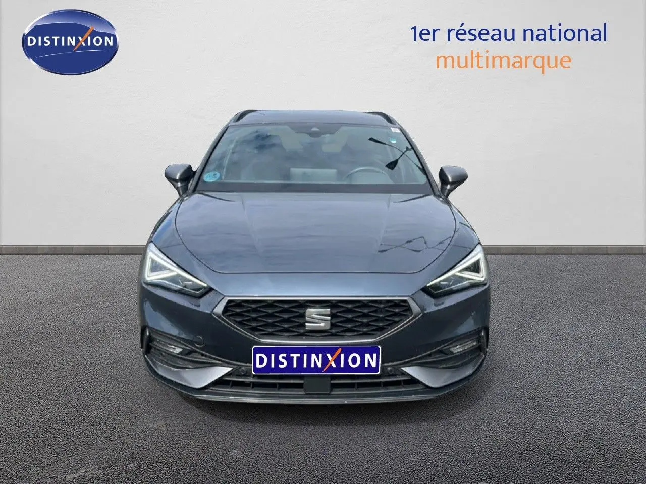 Vue frontale d'une SEAT LEON ST 1.5 TSI 150CH FR Special Edition gris magnétique métal avec calandre noire et feux LED allumés.