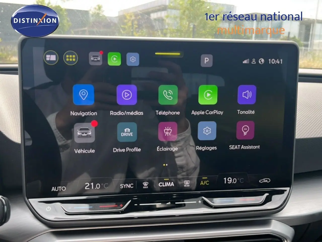 Écran tactile central de la SEAT LEON ST 2025, affichant les options de navigation et multimédia, intérieur gris noir.