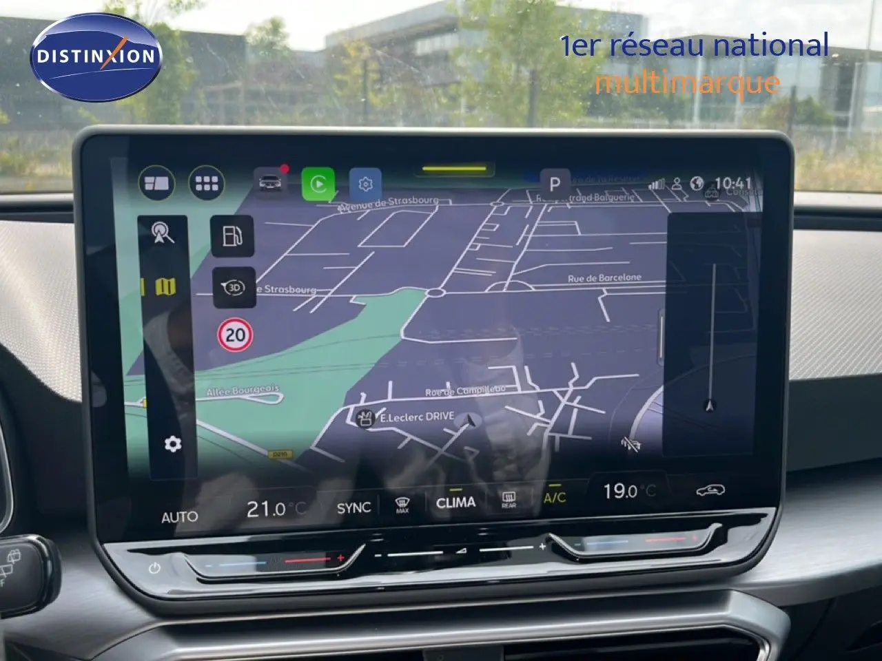 Écran tactile central du tableau de bord du SEAT LEON ST 2025, affichant la navigation GPS en mode jour.