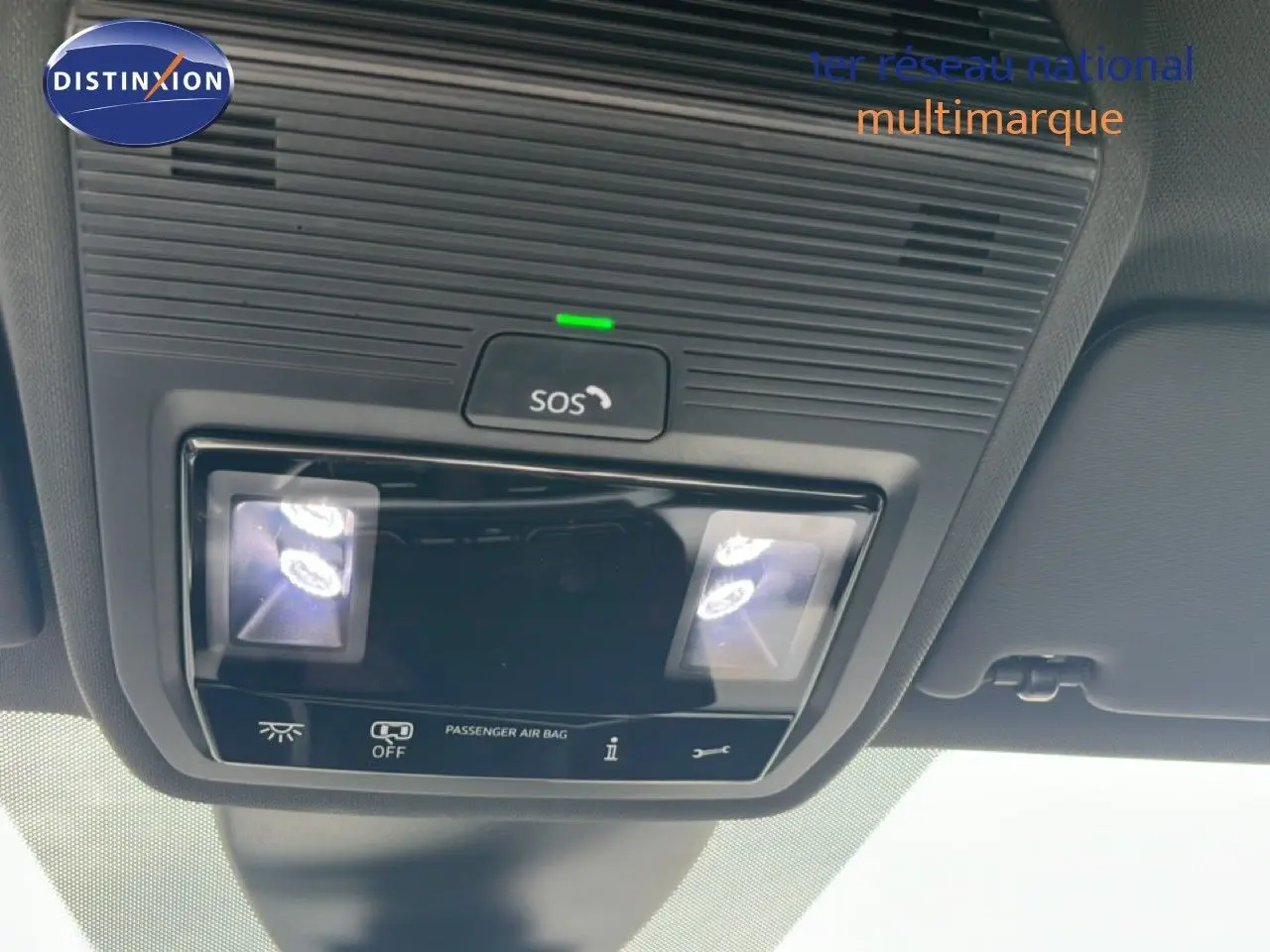 Vue intérieure en gros plan du plafonnier avec éclairages et bouton SOS de la SEAT LEON ST gris magnétique 2025.