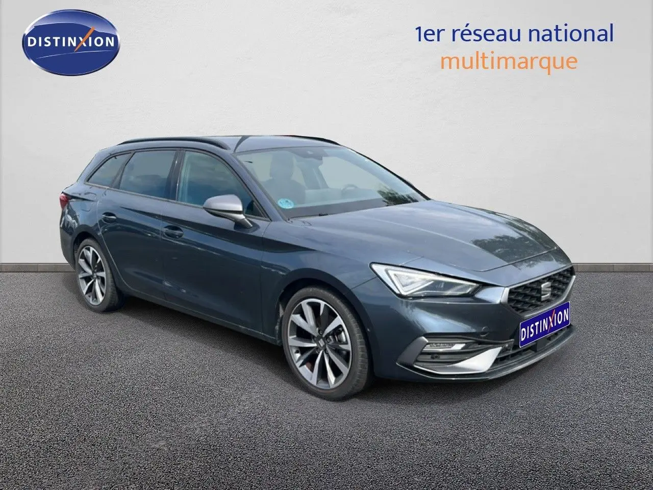 SEAT Leon ST gris magnétique métal vue 3/4 avant droit avec jantes alliage et calandre distinctive.