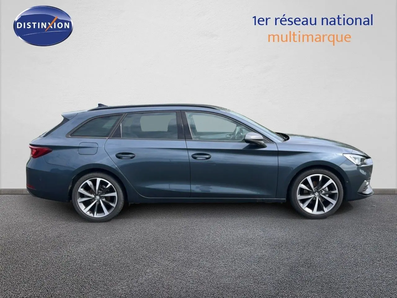 Profil droit d'une SEAT LEON ST 1.5 TSI 150CH FR Special Edition gris magnétique métal avec jantes alliage.