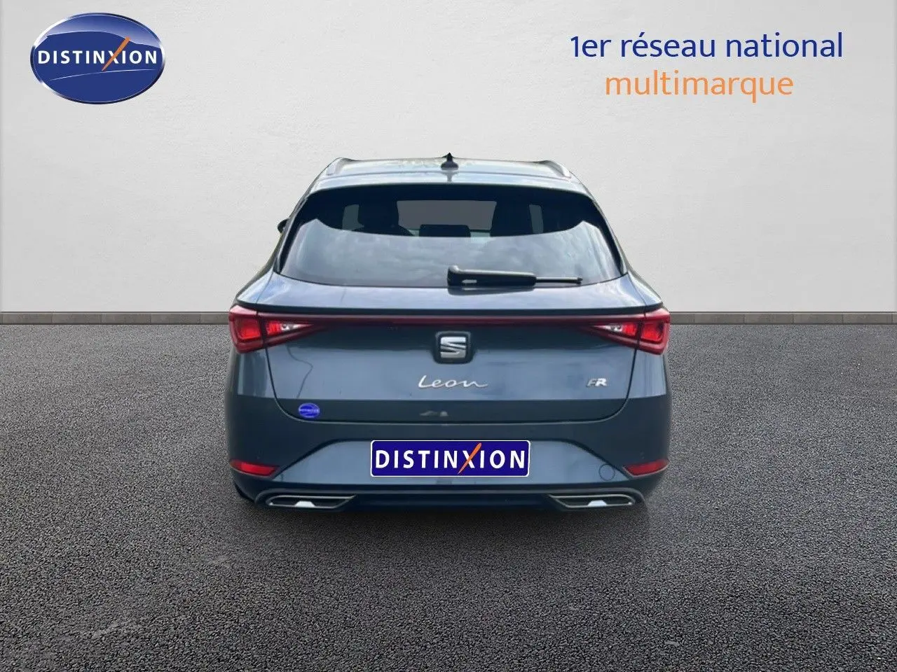 Vue arrière d'une SEAT Leon ST 1.5 TSI FR gris magnétique métal, avec feux LED et double sortie d'échappement.