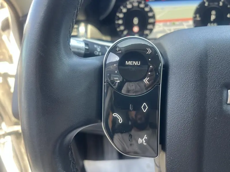 Gros plan sur les commandes multifonctions noires à droite du volant cuir du Range Rover Evoque Indus Silver 2019.