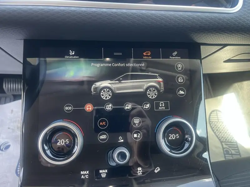 Écran tactile intérieur montrant le profil latéral argent Indus Silver du Range Rover Evoque 2019 avec commandes climatisation.