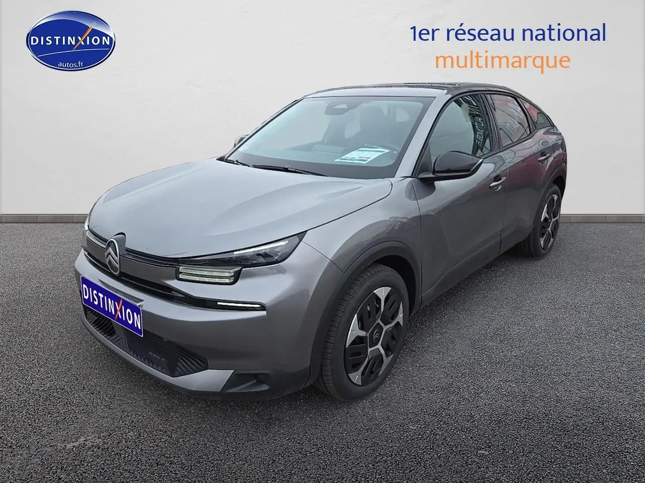 Citroën C4 1.2 hybride gris mercury vue 3/4 avant avec jantes Aerotech et coques de rétroviseurs noires.