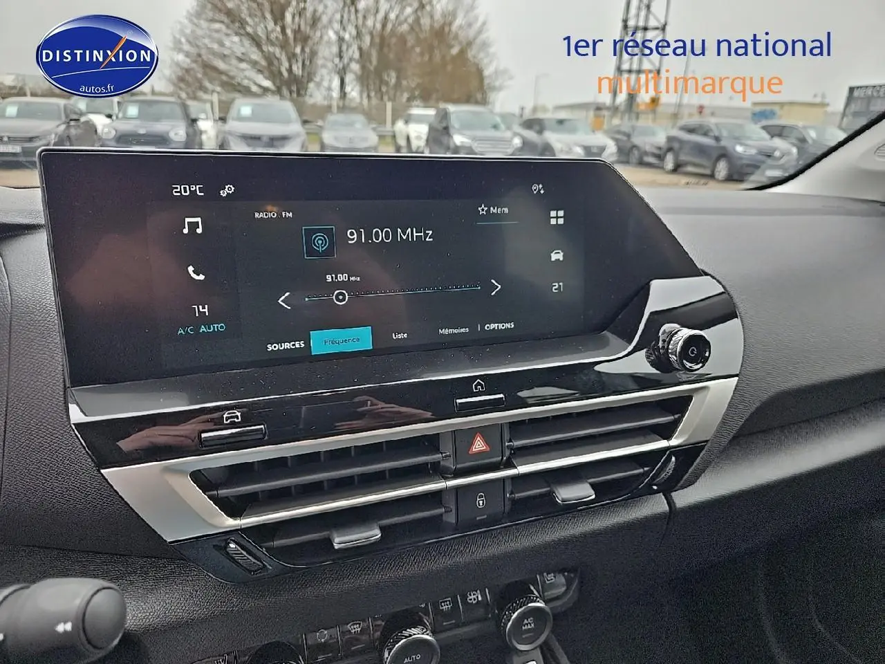 Tableau de bord de Citroën C4 gris mercury 2025, vue centrale sur écran tactile et aérateurs horizontaux.