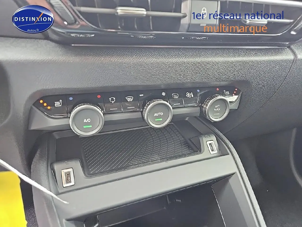 Détail de la console centrale avec commandes climatisation et prises USB dans une Citroën C4 gris mercury 2025.
