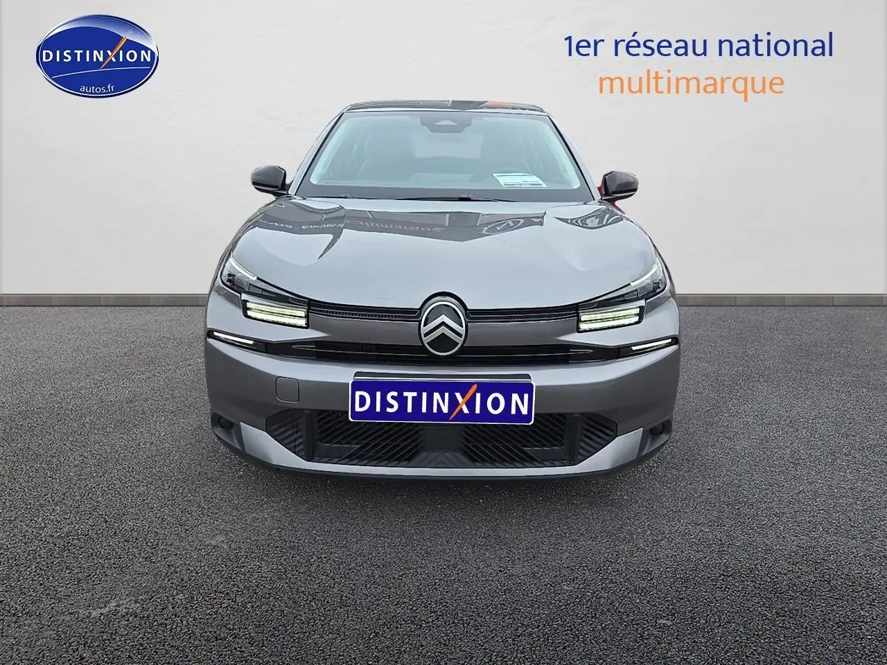 Citroën C4 gris mercury vue de face avec phares LED distinctifs et calandre noire brillante.