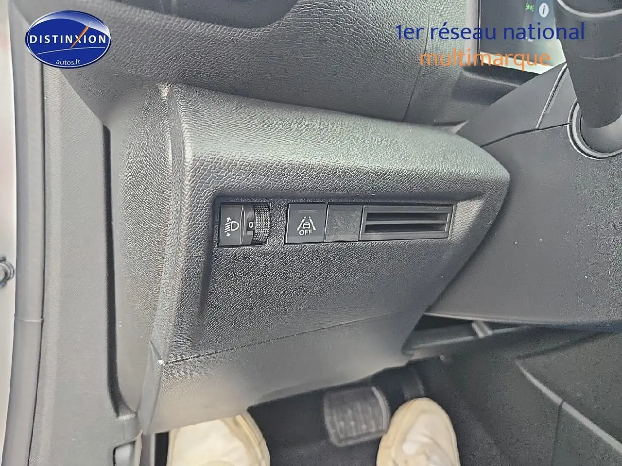 Détail du tableau de bord côté gauche avec commandes d'éclairage et aérateur sur Citroën C4 gris mercury 2025.