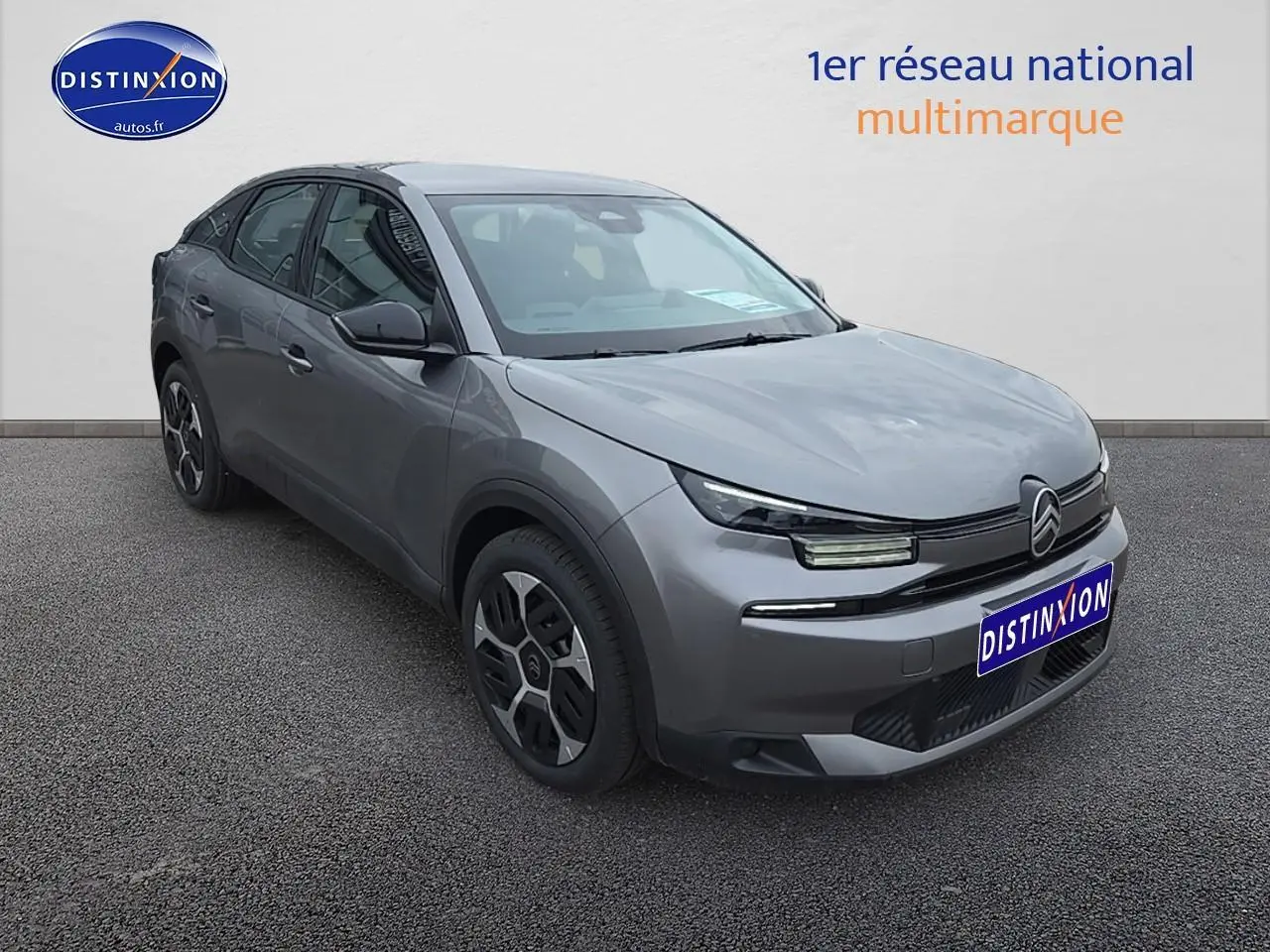 Citroën C4 hybride gris mercury vue 3/4 avant droit avec feux LED et jantes spécifiques aérotech.