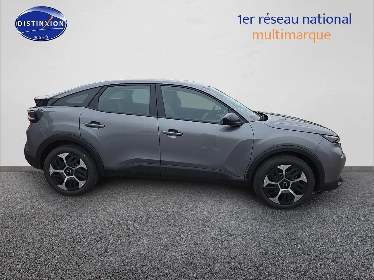 Profil côté droit d'une Citroën C4 gris mercury 2025 avec jantes 18 pouces et coques de rétroviseurs noir brillant.