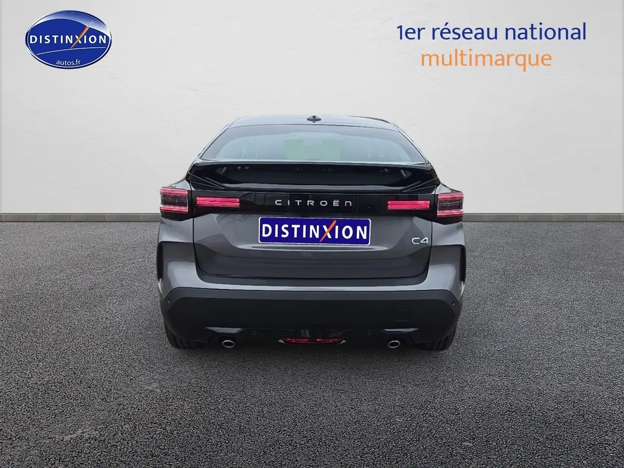 Vue arrière d'une Citroën C4 gris mercury 2025 avec feux LED et double sortie d'échappement visible.