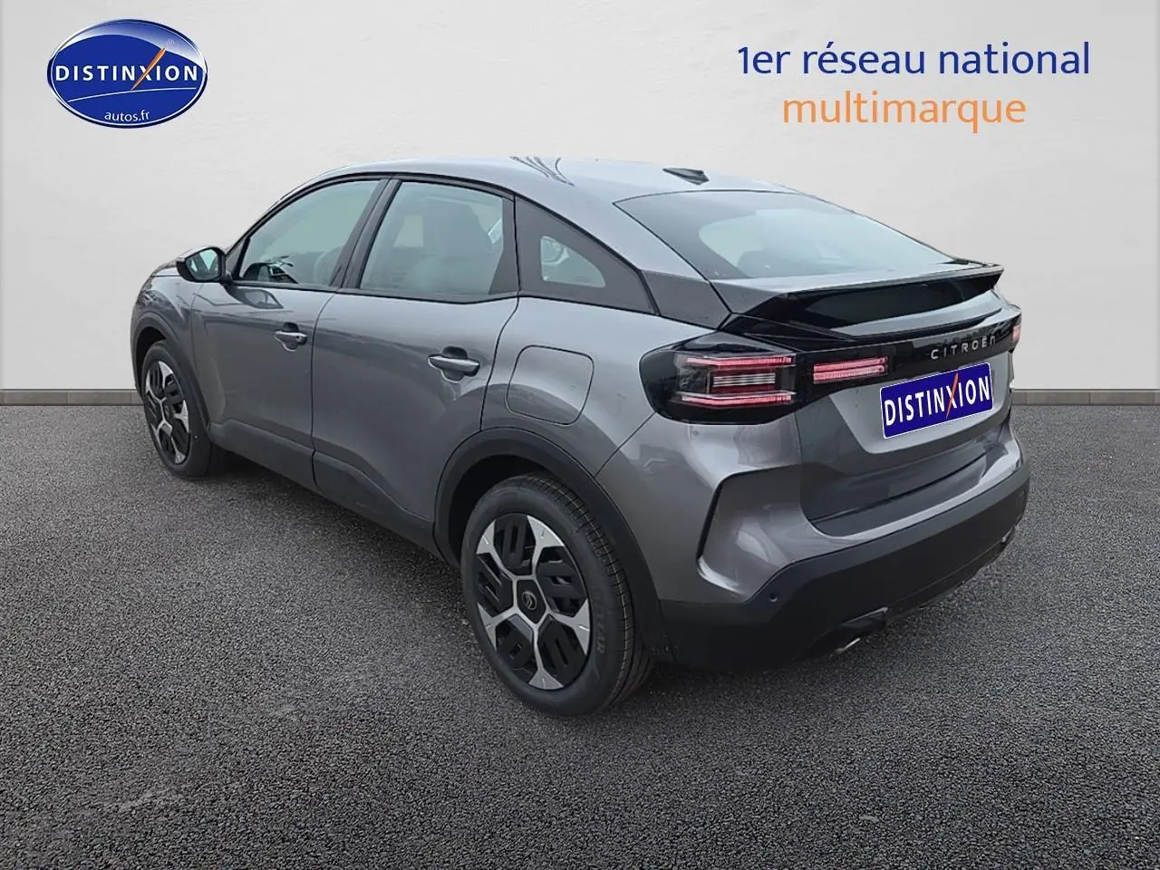 Vue 3/4 arrière droite d'une Citroën C4 gris mercury avec feux LED et jantes 18 pouces Aerotech.