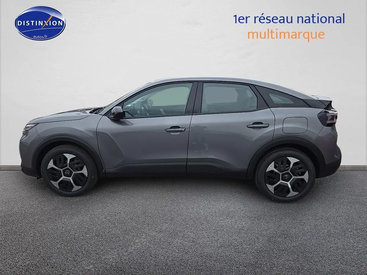 Profil côté gauche d'une Citroën C4 1.2 hybride 136 plus gris mercury avec jantes 18 pouces et coques de rétroviseurs noir brillant.