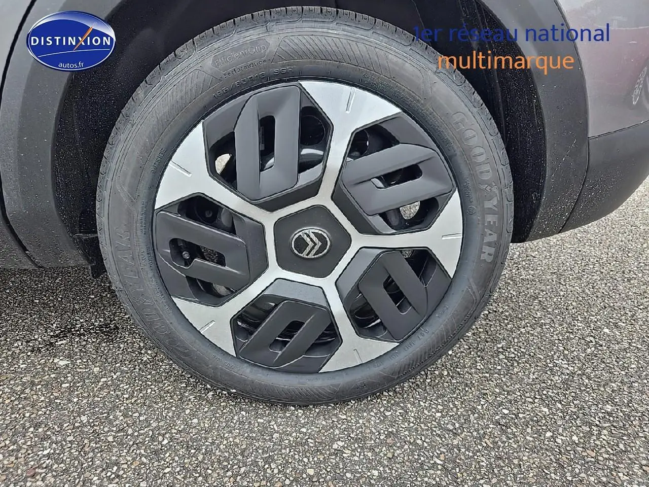 Gros plan sur la roue avant gauche gris mercury d'une Citroën C4 1.2 hybride 136 plus avec jante Aerotech 18 pouces.