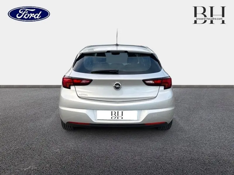 Vue arrière d'une Opel Astra gris minéral 2020 avec feux arrière LED et lunette arrière teintée.