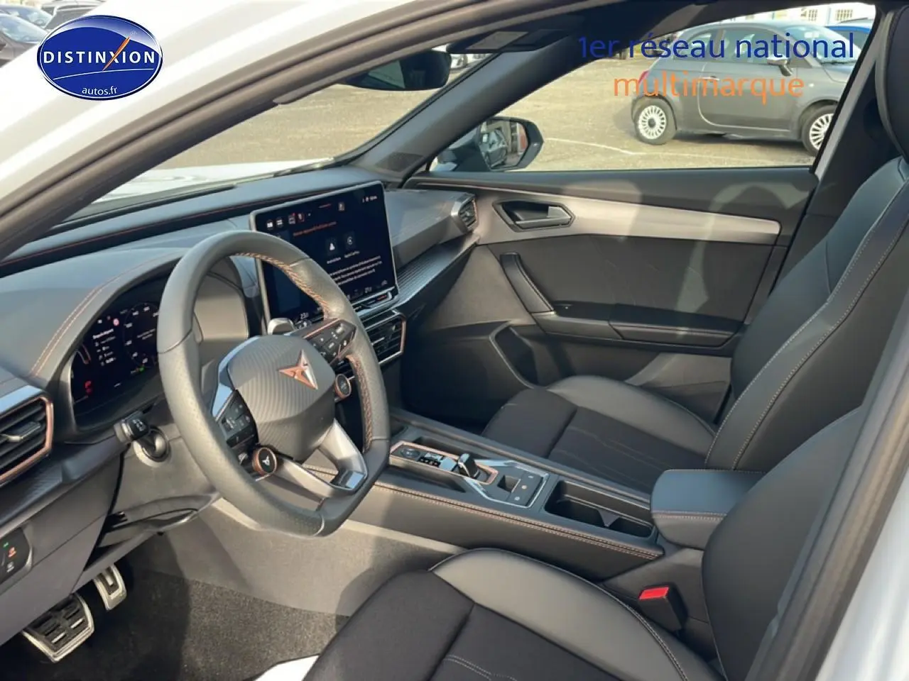 Vue intérieure côté conducteur du CUPRA Formentor blanc Nevada, mettant en valeur le volant cuir multifonction et l'écran tactile central.