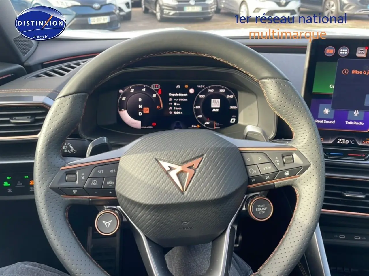 Vue rapprochée du volant cuir perforé et du tableau de bord numérique du CUPRA Formentor 2.0 TDI blanc Nevada.