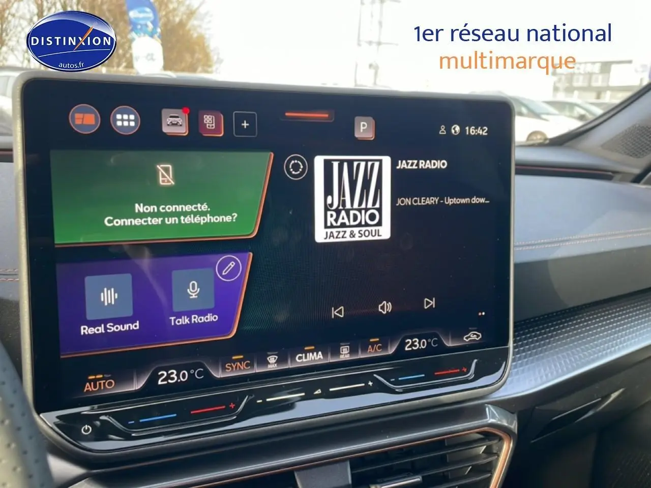 Écran tactile central du tableau de bord du CUPRA Formentor blanc Nevada, affichant la radio Jazz en intérieur lumineux.