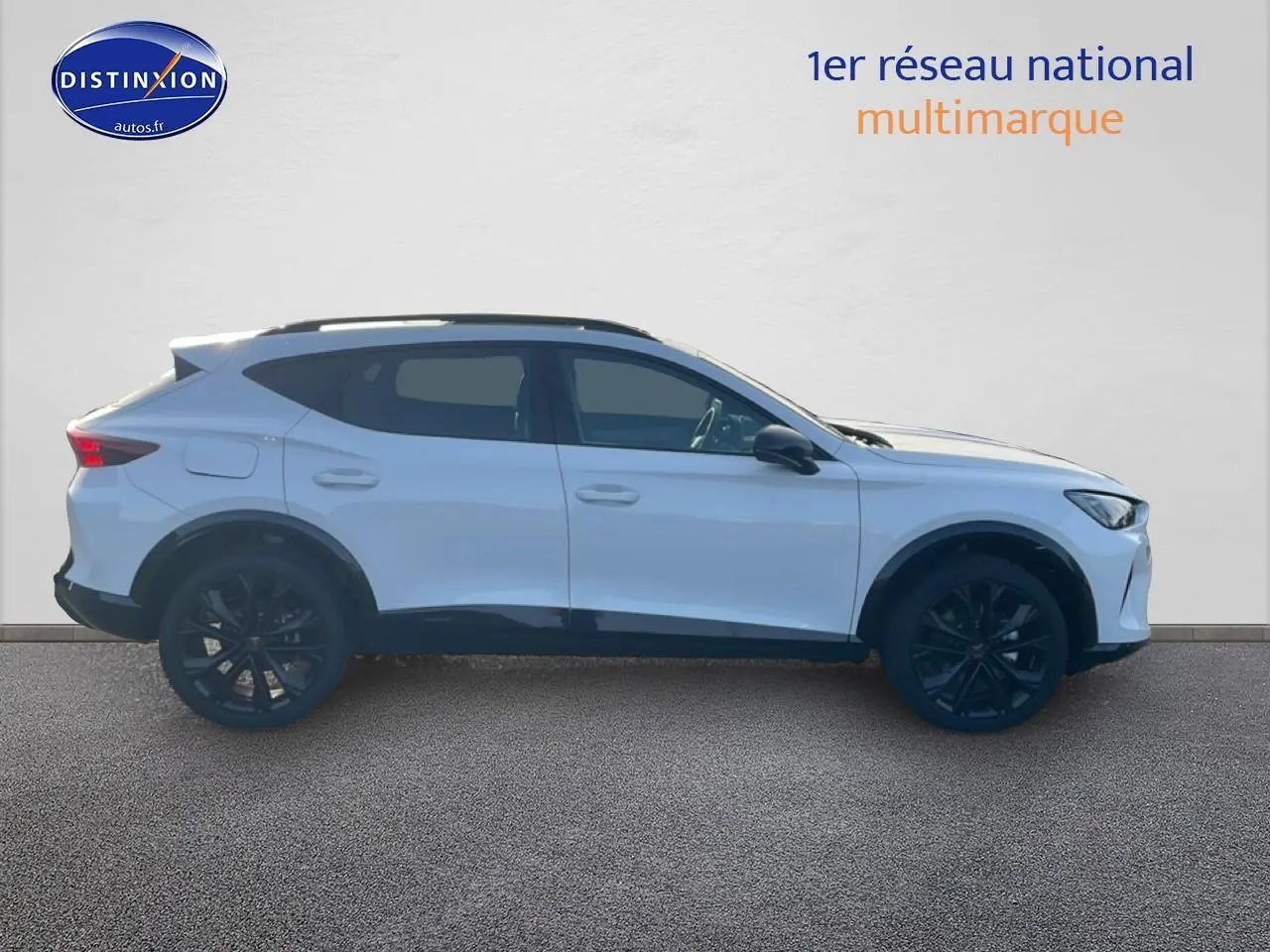 Vue de profil côté gauche d'un CUPRA Formentor blanc Nevada avec jantes noires et toit ouvrant panoramique.