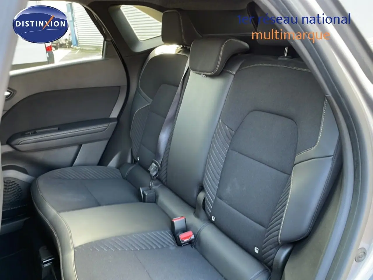 Vue intérieure du siège arrière droit en tissu noir et cuir sur Renault Symbioz gris Cassiopée métal 2025.