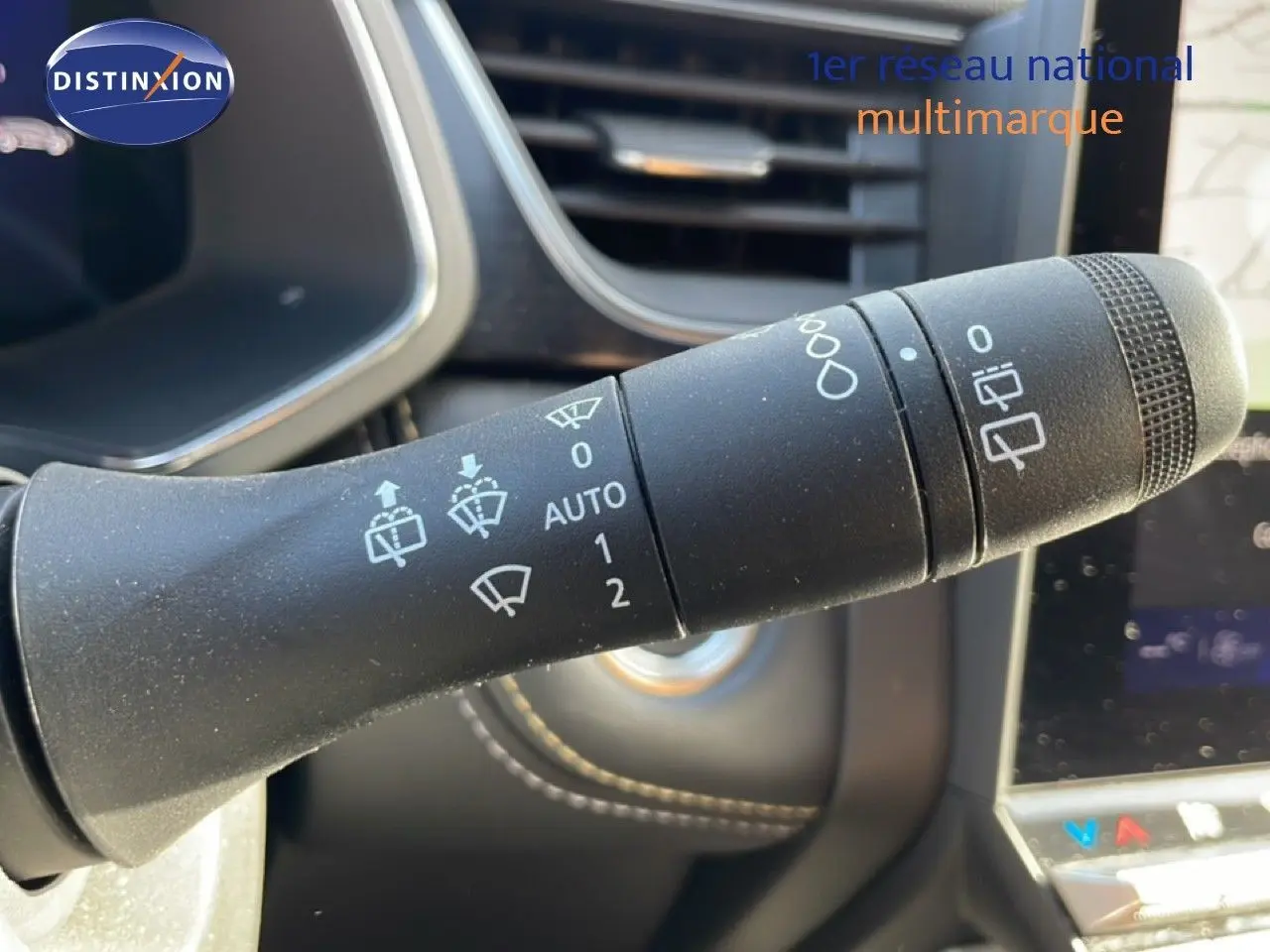 Gros plan sur la commande d’essuie-glace du Renault Symbioz gris Cassiopée, intérieur avec détails du tableau de bord.