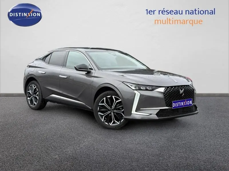 DS4 Gris Platinium vue 3/4 avant droit, avec calandre noire distinctive et jantes alliage bicolores.