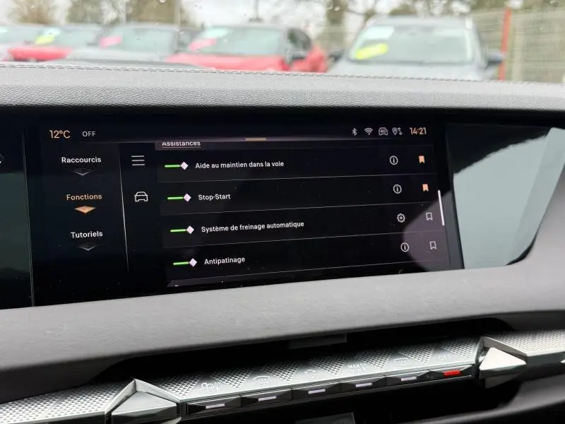Écran tactile du tableau de bord du DS4 2023 affichant les aides à la conduite, avec détails en intérieur gris.