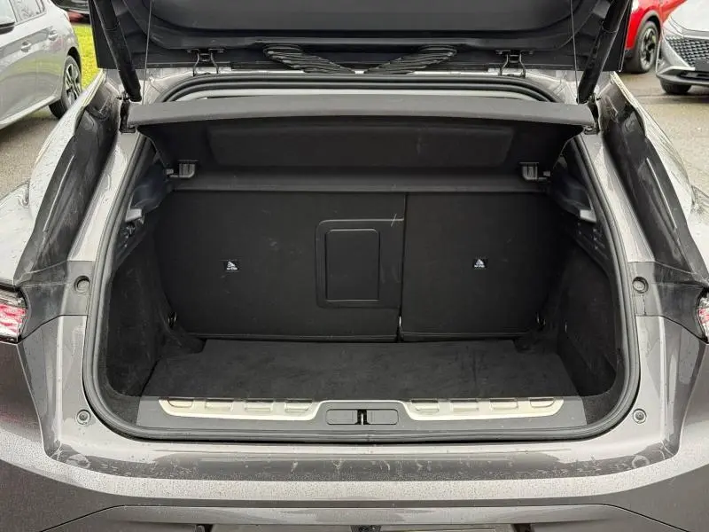 Coffre ouvert vu de l'arrière d'une DS4 2023 gris Platinium, montrant l'espace de chargement intérieur.