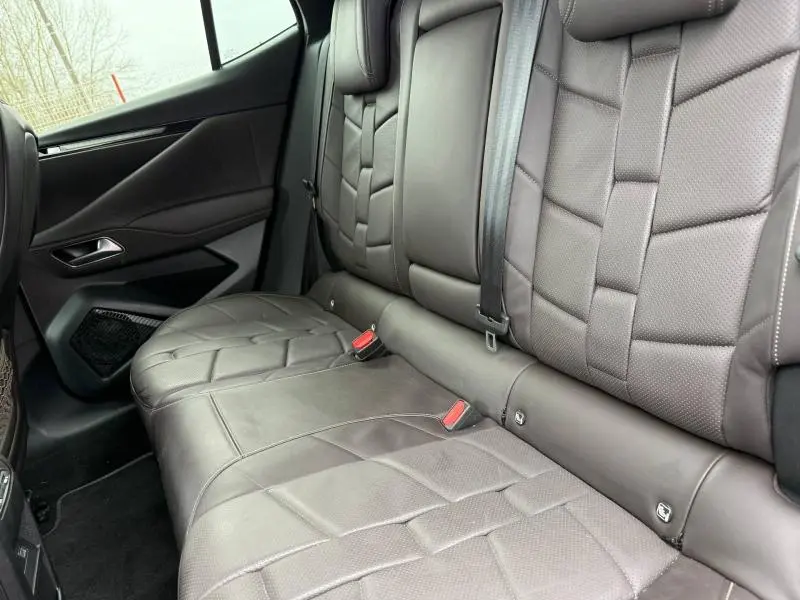 Vue intérieure côté gauche des sièges arrière en cuir marron avec surpiqûres du DS4 PureTech 130ch Opéra 2023.